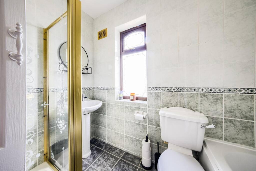 Low Rate - Coventry For 3 Bedroom House With Garden, Free Netflix And Unlimited Wi-Fi - Driveway Parking - Agc Exterior foto